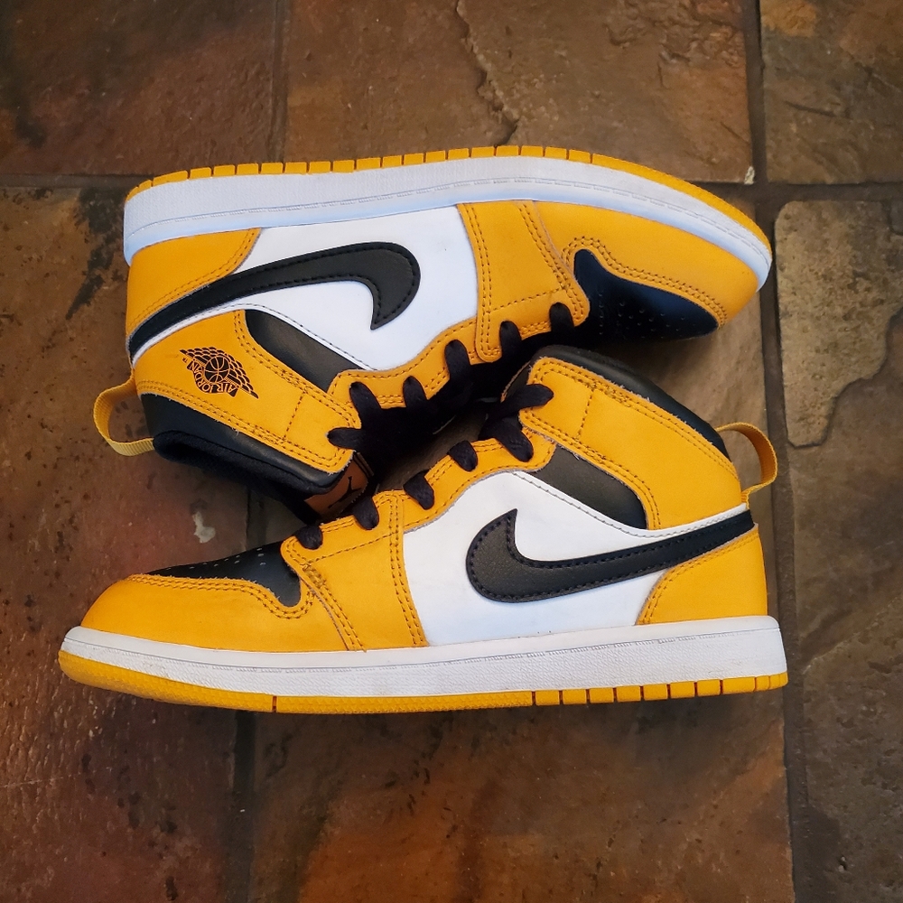 SOLD Air Jordan 1 Mid Taxi Pre School Size 2.5